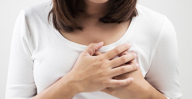 Ngực căng cứng, đau là một trong những dấu hiệu mang thai