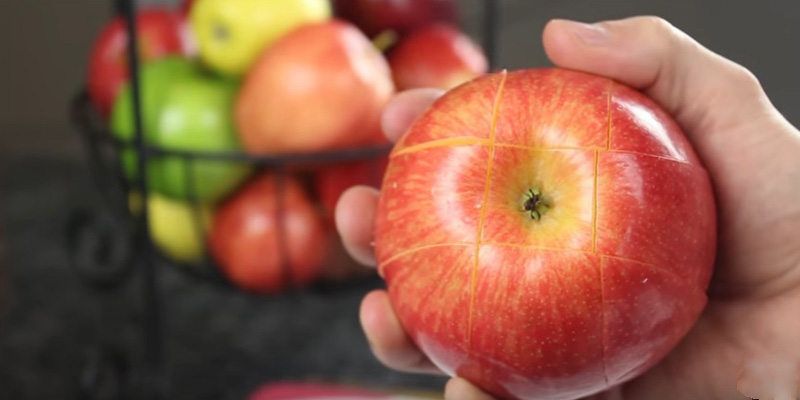 Kiểm tra độ giòn của táo trước khi mua