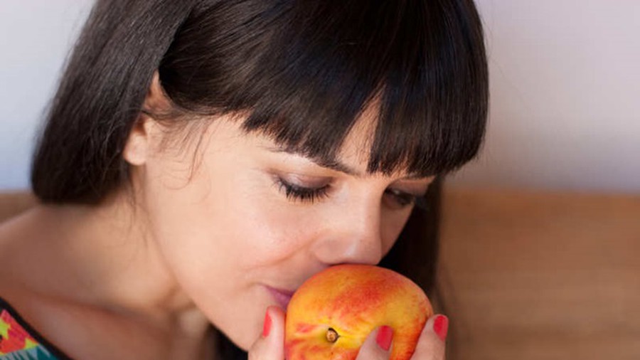 Mẹo chọn táo ngon là ngửi mùi táo trước khi mua