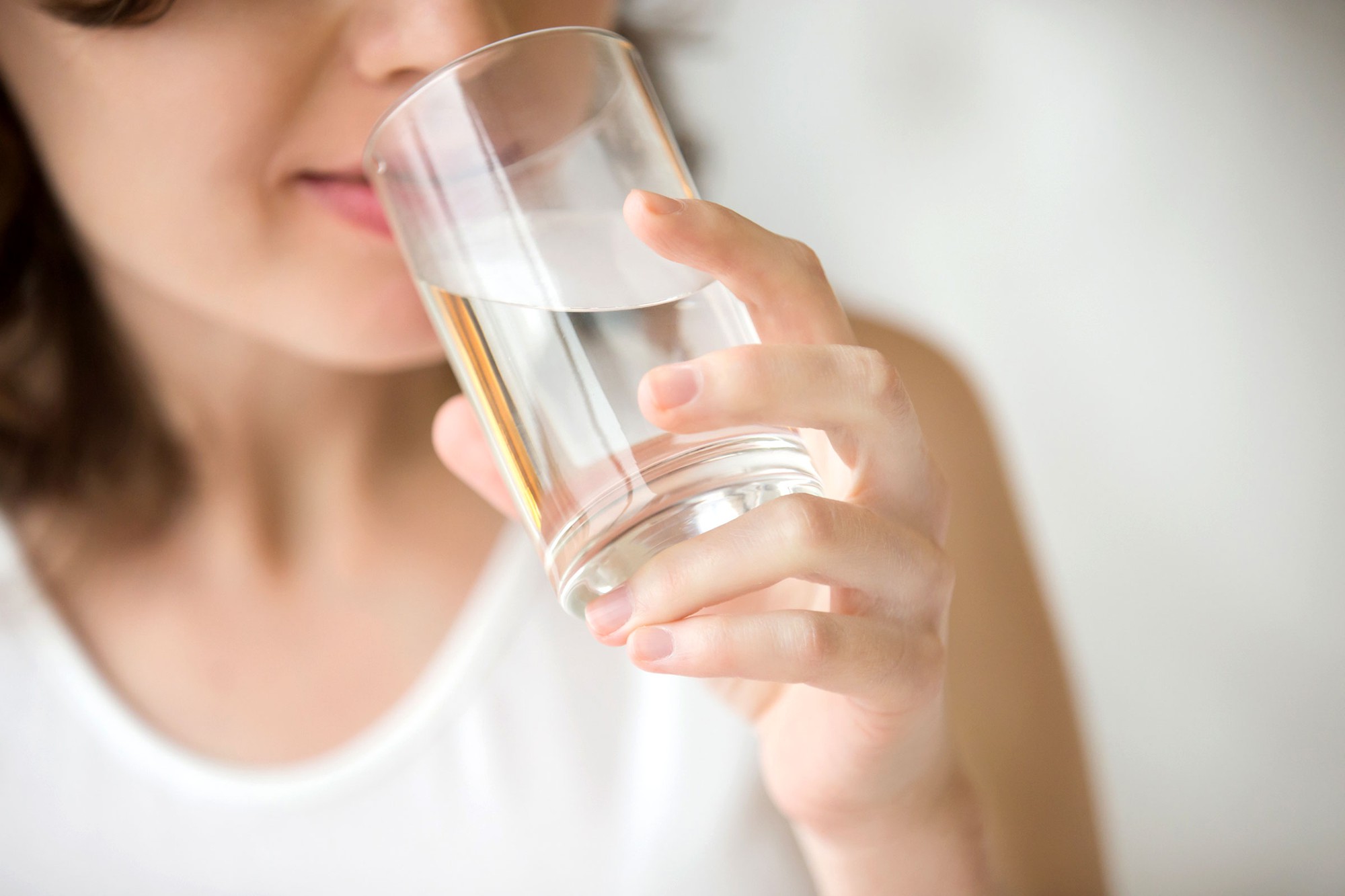 Một trong những nguyên nhân khiến phụ nữ khó đạt khoái cảm là do uống ít nước