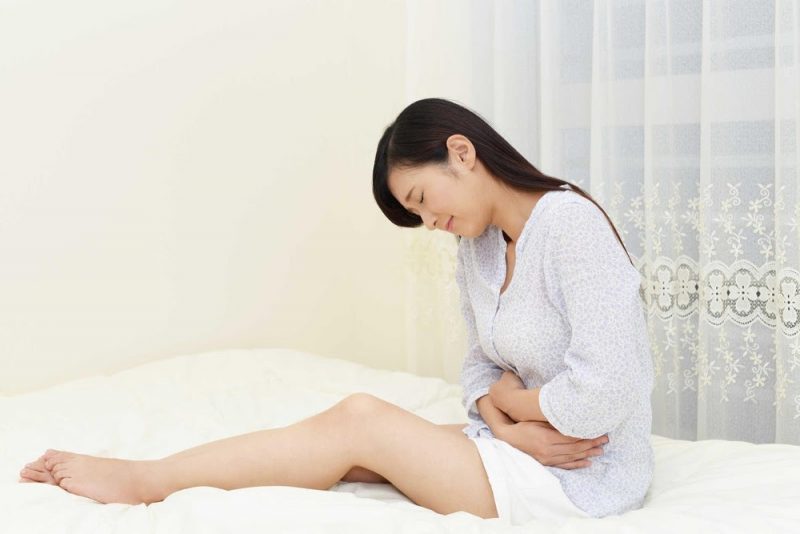 Đau bụng dưới dữ dội là một trong những biểu hiện bệnh viêm buồng trứng.
