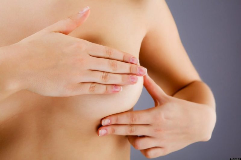 Ngực căng tức khó chịu là một trong những dấu hiệu rụng trứng của phụ nữ