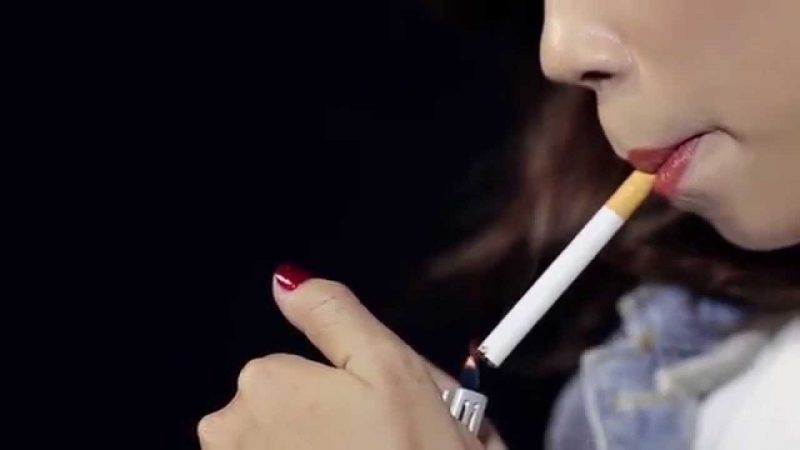 Hút thuốc lá là nguyên nhân khiến môi bị thâm