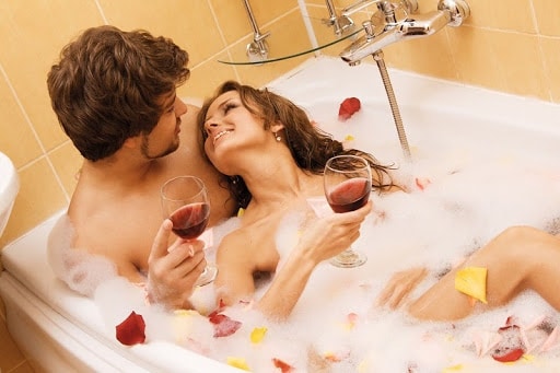 Quan hệ trong nhà tắm là điều thú vị với nhiều cặp đôi nhưng nó lại tiềm ẩn nhiều nguy cơ đối với sức khỏe