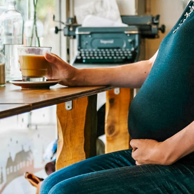 Dù chị em có yêu thích cà phê đến mấy thì cũng nên hạn chế nếu đang trong thai kỳ