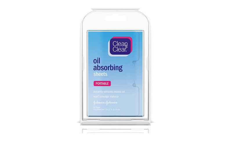 Giấy thấm dầu của Clean & Clear được thiết kế để loại bỏ lượng dầu thừa trên da