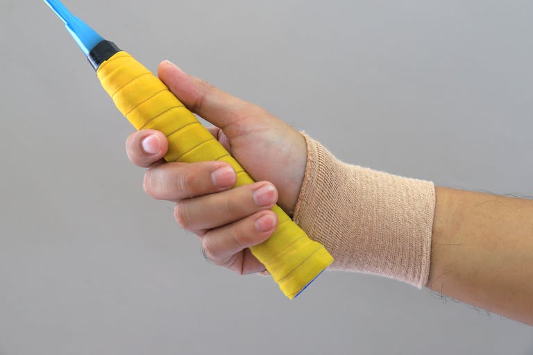 Cầm vợt đúng cách sẽ giúp bạn kiểm soát tốt các đường cầu và hạn chế tối đa chấn thương cổ tay