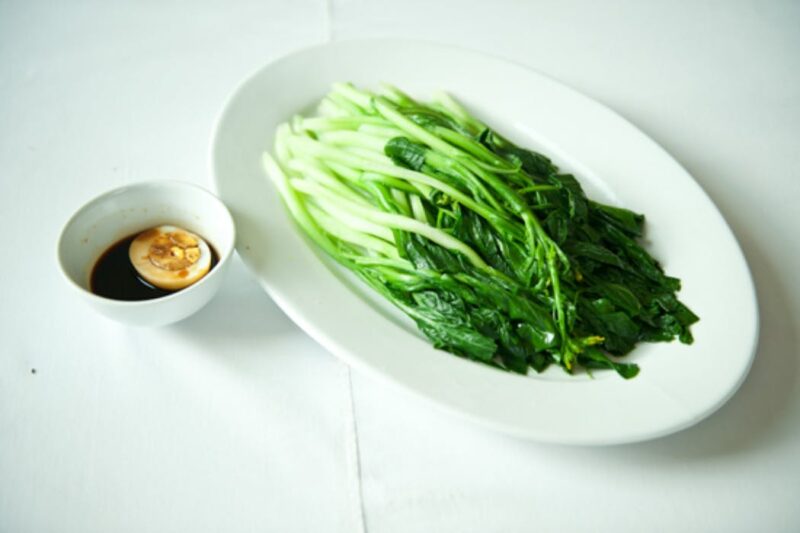 Món cải ngồng luộc chấm xì dầu kèm trứng luộc là một trong những món ăn dân dã của người Việt